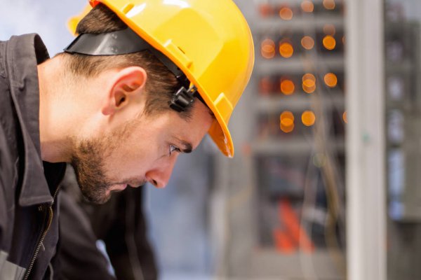How to choose a bay control unit?